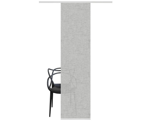 Schiebegardine mit geometrischem Muster vor einem Stuhl