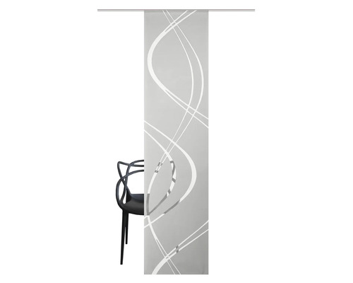 Schiebegardine mit abstraktem Muster und einer angedeuteten Stuhl Silhouette.