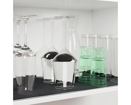 Verres et carafe dans l''étagère