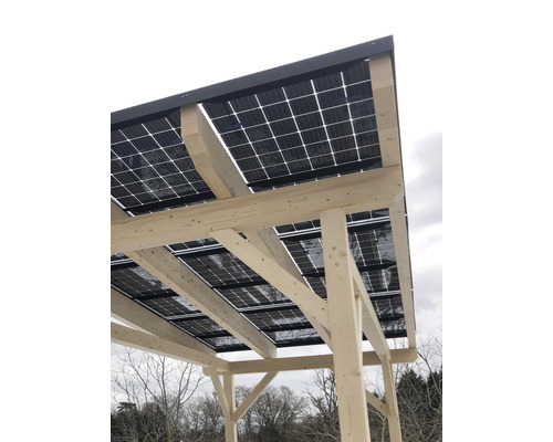 Carport en bois avec installation solaire pour la production d''électricité