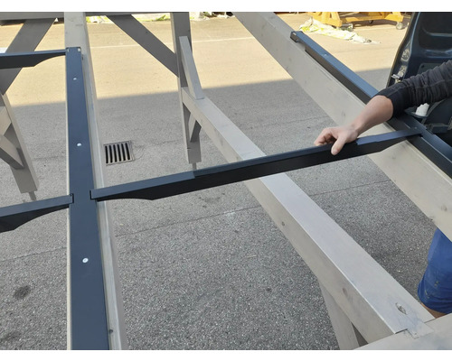 Construction en bois avec raccords en acier