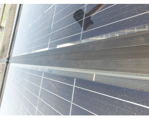 Gros plan de panneaux solaires sur un toit