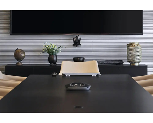 Salle de conférence avec table, chaises, armoire et télévision