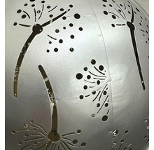 Nahaufnahme einer silberfarbenen kugelförmigen Lampe mit ausgeschnittenem Pusteblumenmuster