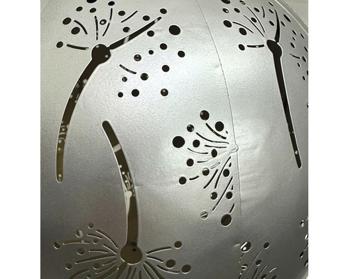 Nahaufnahme einer silberfarbenen kugelförmigen Lampe mit ausgeschnittenem Pusteblumenmuster