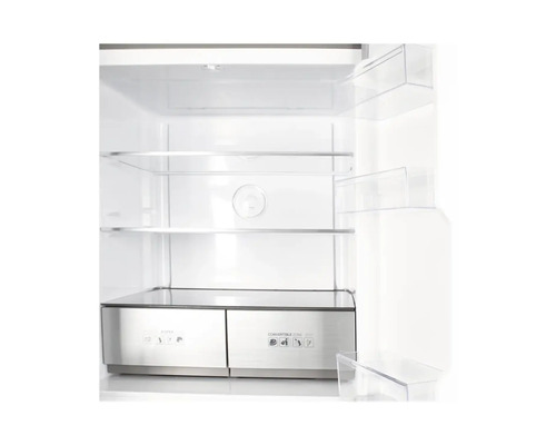 Innenraum eines Kühlschranks mit Regalen und Schubladen