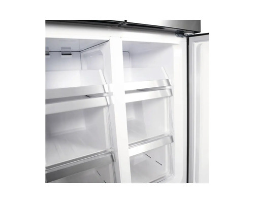 Innenansicht eines Kühlschranks mit Fächern zur Aufbewahrung von Lebensmitteln