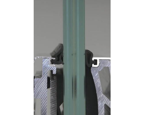 Detailansicht einer Fensterkonstruktion mit Glas und Aluminiumprofil