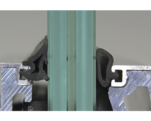 Detailaufnahme einer Dichtung zwischen zwei Glasscheiben und einem Aluminiumrahmen.