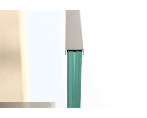 Detailansicht einer Duschkabine mit Aluminiumprofil und Glaswand