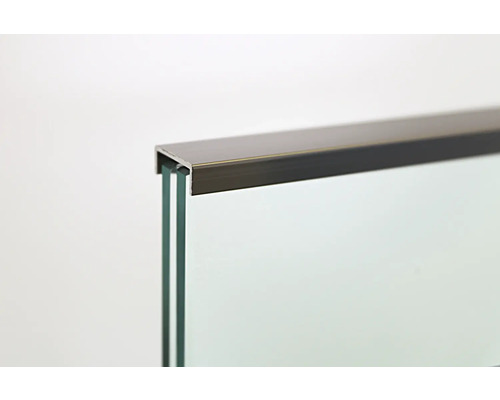 Detailansicht eines Doppelglasfensters mit Metalleinfassung