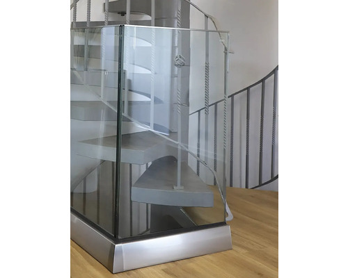 Treppe mit Glasgeländer und Metallstufen