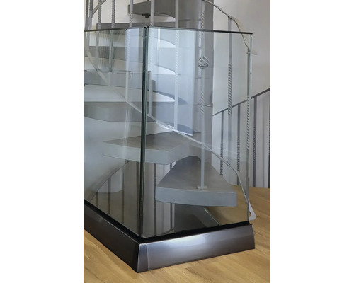 Wendeltreppe mit Glasgeländer und Metallrahmen