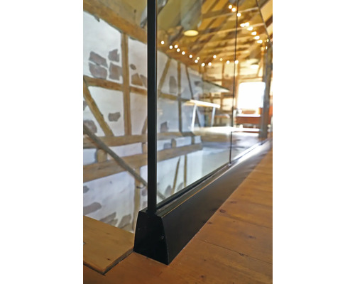 Detailaufnahme einer Glasbalustrade mit Holzfußboden in einem Haus mit Fachwerkarchitektur.