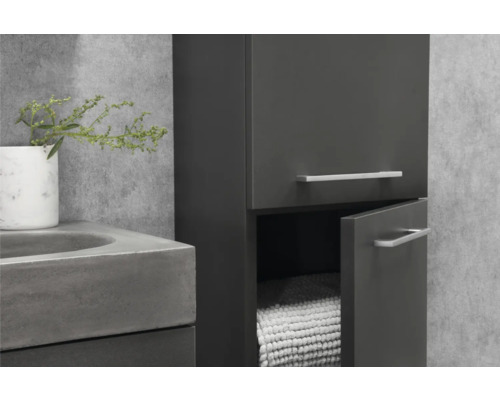 Badezimmer mit Waschbecken und Badschrank