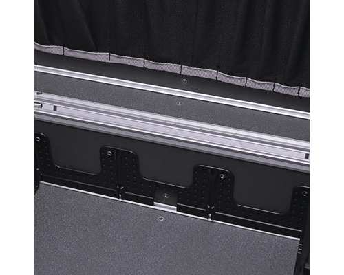 Innenansicht eines Werkzeugkoffers mit Aluminiumprofilen und Werkzeugtasche