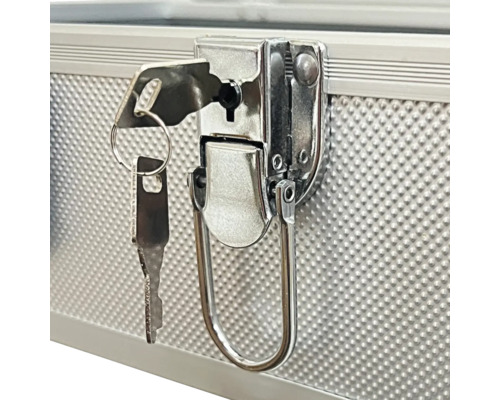 Verschlossener Werkzeugkoffer mit Schlüssel