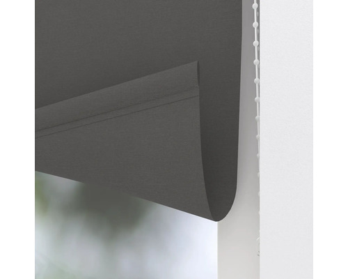 Graues Rollo mit Kettenzug zur Fensterdekoration