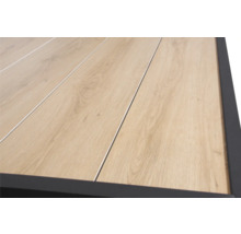 Nahaufnahme von Terrassendielen mit Holzstruktur und schwarzem Rahmen