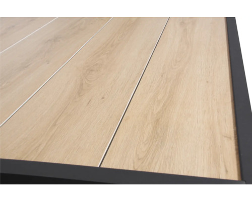 Nahaufnahme von Terrassendielen mit Holzstruktur und schwarzem Rahmen