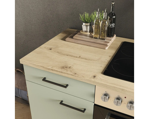 Scène de cuisine avec plan de travail aspect bois, plaque de cuisson et meubles bas