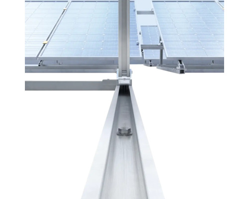 Detailaufnahme einer Photovoltaikanlage mit Montageprofilen