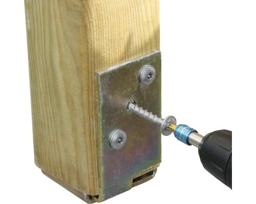 Poteau en bois avec plaque métallique et vis fixée avec un tournevis