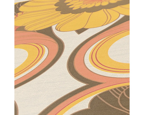 Gros plan d''un papier peint à motif floral et design rétro