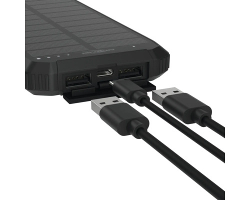 Schwarze Powerbank mit Solarmodul und USB-Kabeln