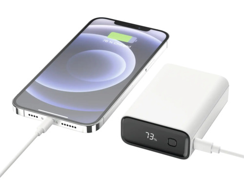 Handy wird mit einer weißen Powerbank aufgeladen