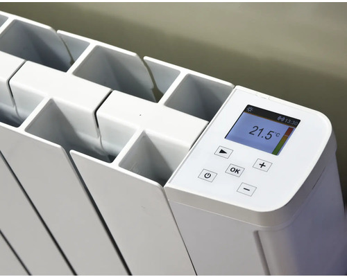 Gros plan d''un radiateur blanc avec commande numérique