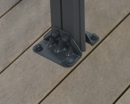 Vue détaillée d''un poteau de pavillon avec fixation au pied sur une terrasse en bois