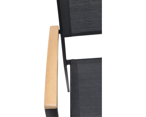 Vue détaillée d''une chaise de jardin avec accoudoir en bois et assise noire.