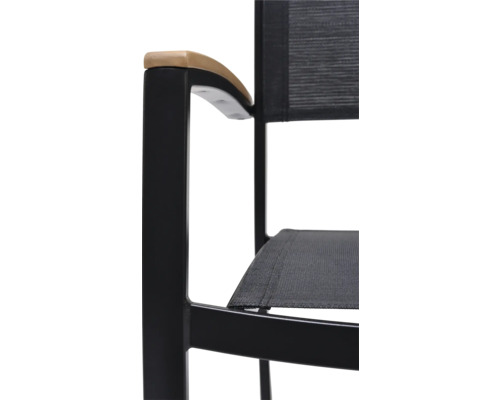 Vue détaillée d''une chaise de jardin avec accoudoir en bois et structure noire