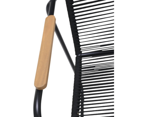 Vue détaillée d''un fauteuil avec accoudoir en bois et assise en cordes noires