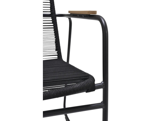 Vue détaillée d''une chaise noire avec accoudoir en bois