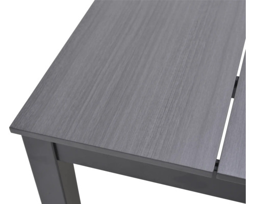 Detailansicht eines Gartentisches mit Holzoptik