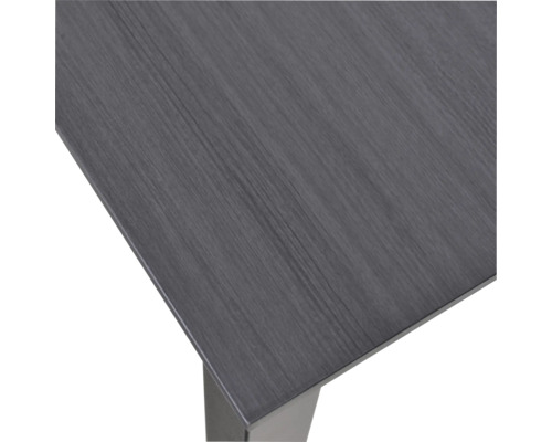 Detailansicht einer Tischplatte mit Holzstruktur und Tischbein