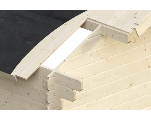 Vue détaillée d''une maison de jardin en bois avec toit et fenêtre de toit