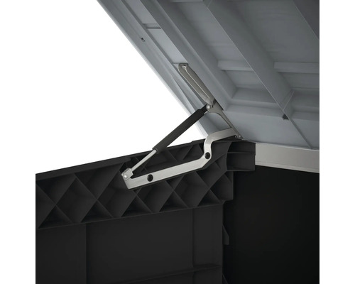 Detailansicht eines geöffneten Geräteschuppens mit Gasdruckfeder