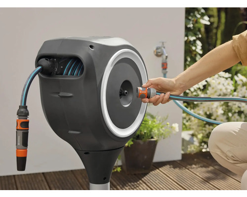 Dévidoir Gardena avec raccord de tuyau d''arrosage en cours d''utilisation