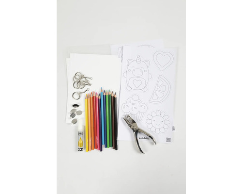 Kit de bricolage avec des dessins à colorier, des crayons de couleur, de la colle, des porte-clés et une pince à perforer