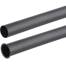 Zwei Installationsrohre aus Kunststoff mit unterschiedlichen Enden.