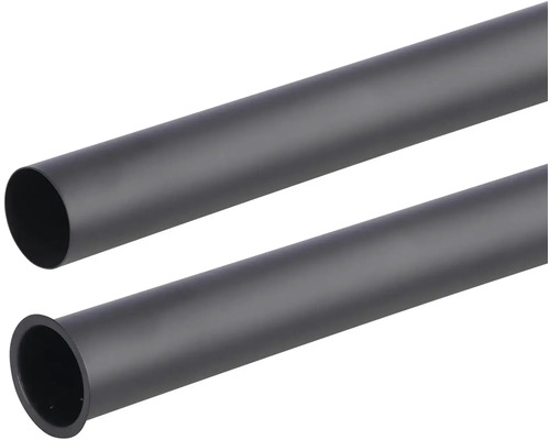 Zwei Installationsrohre aus Kunststoff mit unterschiedlichen Enden.