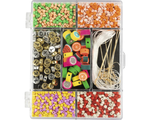 Kit de bricolage avec perles, lettres et motifs de fruits dans une boîte de rangement