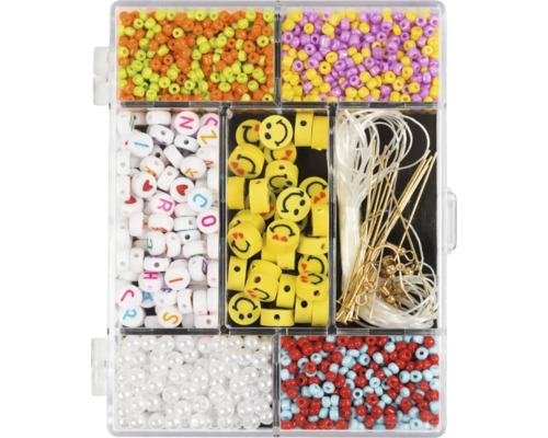 Perles assorties dans une boîte de rangement transparente pour les travaux manuels