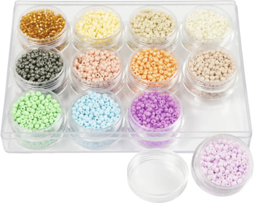 Assortiment de perles de rocaille dans des récipients