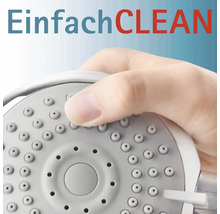Nahaufnahme einer Hand, die einen Duschkopf mit der Aufschrift Einfach CLEAN hält