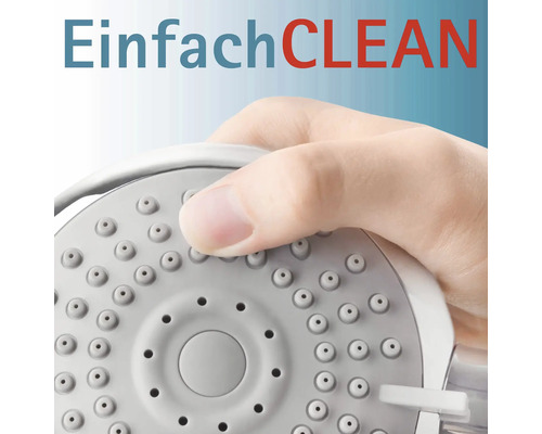 Nahaufnahme einer Hand, die einen Duschkopf mit der Aufschrift Einfach CLEAN hält