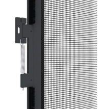 Vue détaillée d''une porte moustiquaire avec cadre, grille et fixation